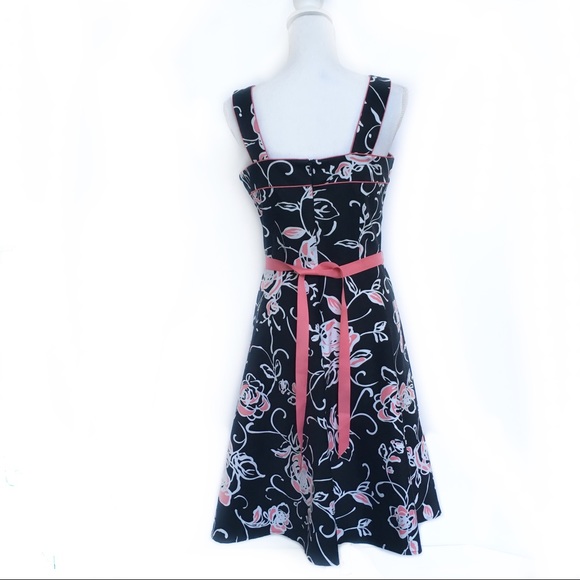 Scarlett Fit & Flair Sleeveless Classic Dress - Picture 4 of 5